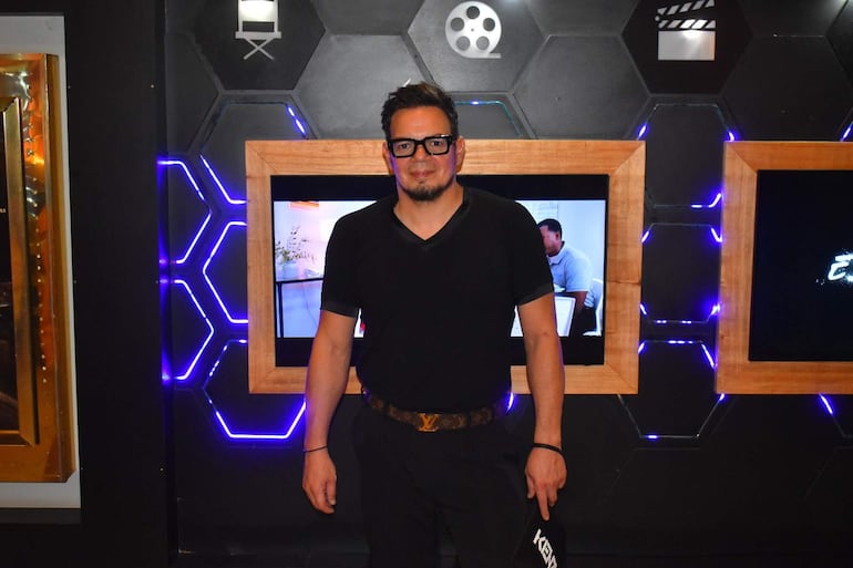 Anibal Ortiz, actor ovetense que promovió la iniciativa de llevar la alfombra roja a su ciudad natal.