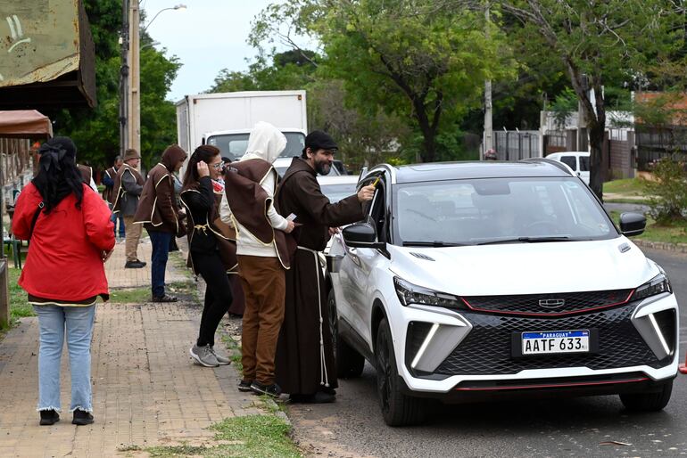 ¡A rodar!: Hermanos Capuchinos celebran tradicional bendición de autos