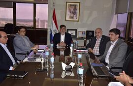 Juan Carlos Duarte, presidente de Conatel (c), junto a los miembros del directorio: Neri Filemón González Andino (i), Andrés Isabelino Arrúa (i), Evert José Esquivel Meza (d) y Fernando Miguel Machuca Manevy (d).