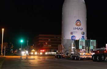 Fotografía cedida por la NASA del 18 de septiembre de 2025 de trabajadores transportando la Sonda de Mapeo y Aceleración Interestelar (IMAP), junto con el Observatorio Geocorona Carruthers y el satélite de Seguimiento de Clima Espacial Lagrange 1 (SWFO-L1) de la Administración Nacional Oceánica y Atmosférica (NOAA), en las Instalaciones de Operaciones Espaciales de Astrotech en Titusville, Florida (Estados Unidos).