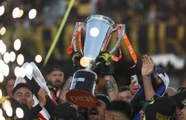 Diego Sánchez de Coquimbo levanta un trofeo este domingo, luego de quedar campeones al ganar un partido de la Liga de Primera entre Coquimbo Unido y Unión La Calera en el estadio Francisco Sánchez Rumoroso, en Coquimbo (Chile). Un gol del delantero panameño Cecilio Waterman encaminó la victoria por 2-0 ante Unión La Calera, con la cual Coquimbo Unido se coronó campeón de la liga chilena por primera vez en sus 67 años de historia.