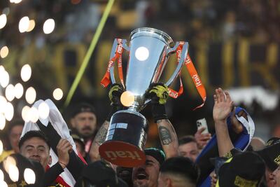 Diego Sánchez de Coquimbo levanta un trofeo este domingo, luego de quedar campeones al ganar un partido de la Liga de Primera entre Coquimbo Unido y Unión La Calera en el estadio Francisco Sánchez Rumoroso, en Coquimbo (Chile). Un gol del delantero panameño Cecilio Waterman encaminó la victoria por 2-0 ante Unión La Calera, con la cual Coquimbo Unido se coronó campeón de la liga chilena por primera vez en sus 67 años de historia.