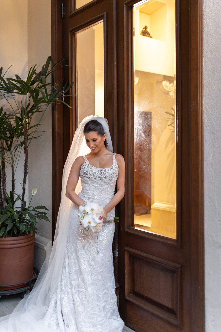La novia lució un vestido diseñado y confeccionado por Stephanie Gosling, totalmente bordado.