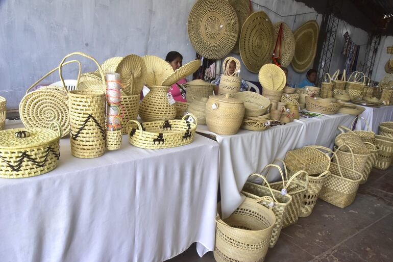 Artesanas indígenas elaboraron variedad de cestas, en diversos tamaños y formas para ofertar en la Expo 2023.
