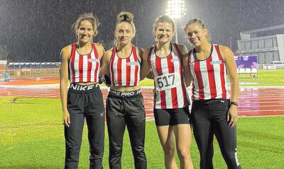 Bajo la intensa lluvia del sábado en el COP, las campeonas del GP de Paraguay de la posta 4x100: Macarena Giménez, Larissa Báez, Xenia Hiebert y Andrea Báez, que también establecieron un nuevo récord nacional. FOTO: @FPA