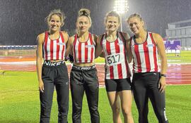 Bajo la intensa lluvia del sábado en el COP, las campeonas del GP de Paraguay de la posta 4x100: Macarena Giménez, Larissa Báez, Xenia Hiebert y Andrea Báez, que también establecieron un nuevo récord nacional. FOTO: @FPA