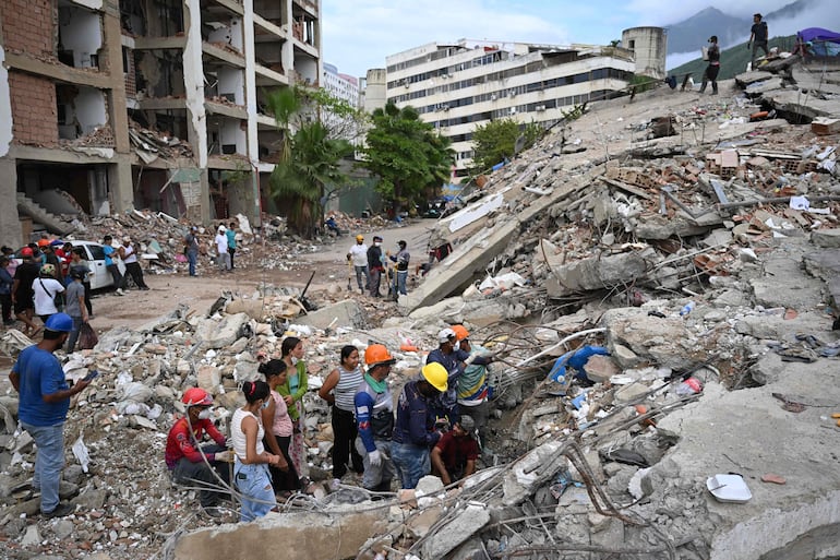 Equipos de rescate y familiares buscan entre los escombros de un edificio de apartamentos derrumbado en Caraballeda, estado de La Guaira, Venezuela.