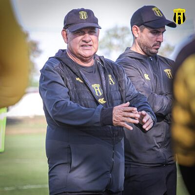 Buenaventura Ferreira (63), interino del Indio, junto a Claudio Vargas, su dupla técnica.