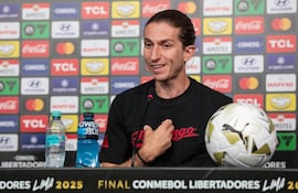El entrenador principal del Flamengo, Filipe Luis, habla durante una rueda de prensa en la víspera del partido final de la Copa Libertadores, totalmente brasileño, entre Palmeiras y Flamengo en Lima.