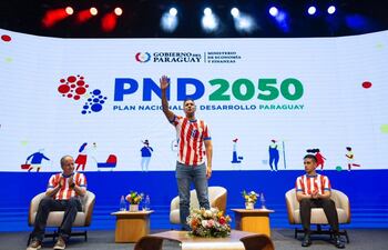 El presidente de la República, Santiago Peña, durante la presentación del PDN 2050.