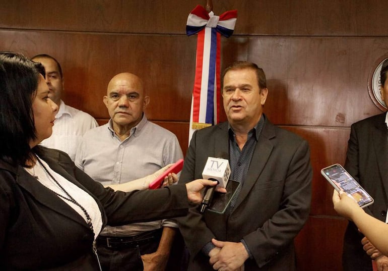 El intendente de Lambaré, Guido González, informa la decisión de la comuna a la que representa de donar un inmueble al Poder Judicial.