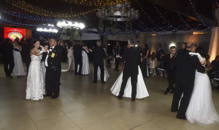Uno de los momentos más esperados fue el vals, protagonizado por las nueve debutantes y sus padres.