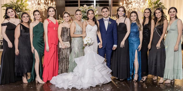 Los novios en compañía de amigas y familiares.