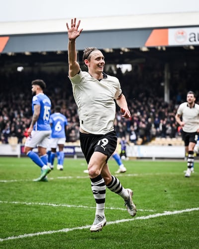 Ben Waine es un futbolista neozelandés, celebra el tanto de la victoria de Port Vale de la tercera división. De fondo, el lamento del zaguero paraguayo Omar Alderete.