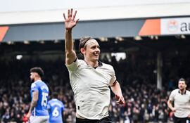 Ben Waine es un futbolista neozelandés, celebra el tanto de la victoria de Port Vale de la tercera división. De fondo, el lamento del zaguero paraguayo Omar Alderete.