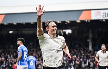 Ben Waine es un futbolista neozelandés, celebra el tanto de la victoria de Port Vale de la tercera división. De fondo, el lamento del zaguero paraguayo Omar Alderete.