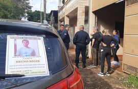 Agentes policiales conversan con familiares de Bruno Alexander Soler Rotela.