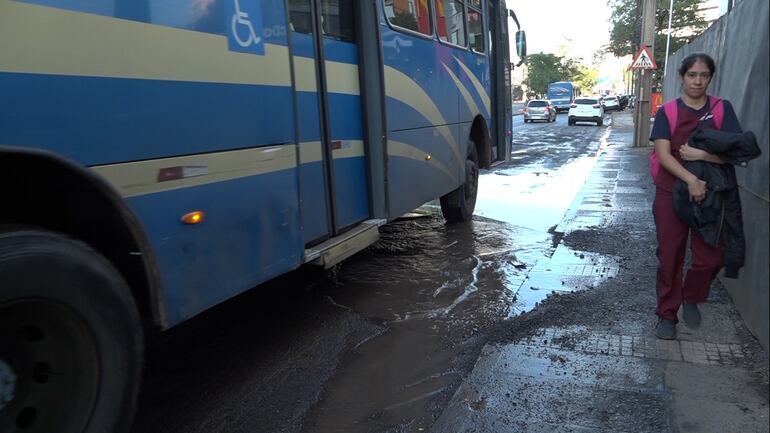 Aviadores del Chaco destruida: peatones expuestos a accidentes y a ser "bañados" por aguas servidas.