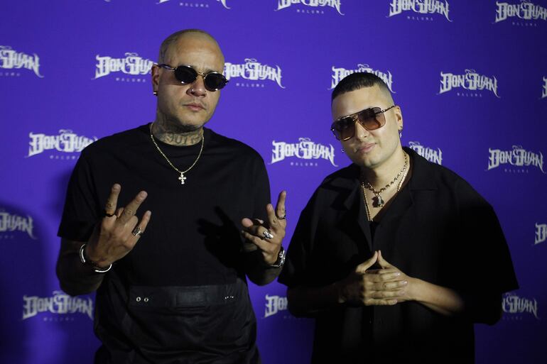 Los miembros de la agrupación Golpe a Golpe posa durante la alfombra morada de la fiesta de lanzamiento del nuevo trabajo discográfico de Maluma "Don Juan" hoy, en Medellín (Colombia).