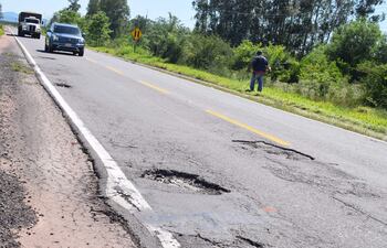 Peligrosos cráteres en el tramo Paraguarí-Carapeguá de la ruta PY01.