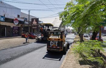 El sábado comenzaron los trabajos de asfaltado definitivo en Mariscal López, que es la etapa final de la intervención.