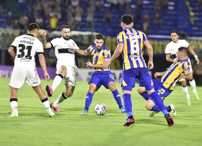 Momento del partido entre Olimpia y Sportivo Luqueño por el torneo Apertura 2024 del fútbol paraguayo en el estadio Defensores del Chaco, en Asunción.