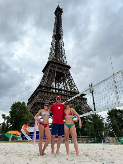 Michelle Valiente (26 años), Francismar Garrido (51) y Giuliana Poletti (23)  entrenan frente a  la torre Eiffel en la capital francesa.