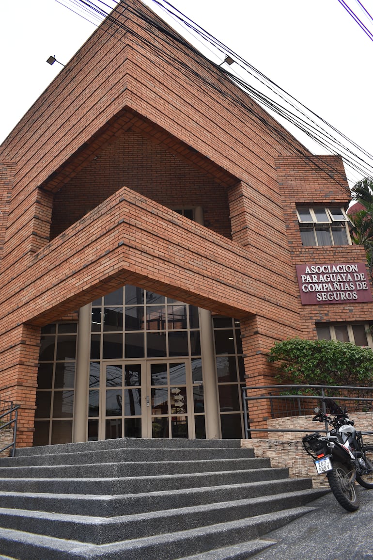 Fachada de la Asociación Paraguaya de Compañías de Seguros (APCS):.