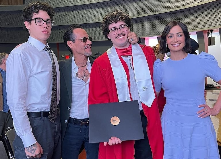 ¡Papás orgullosos! Marc Anthony y Dayanara Torres con sus hijos Cris, ya graduado universitario, y Ryan.