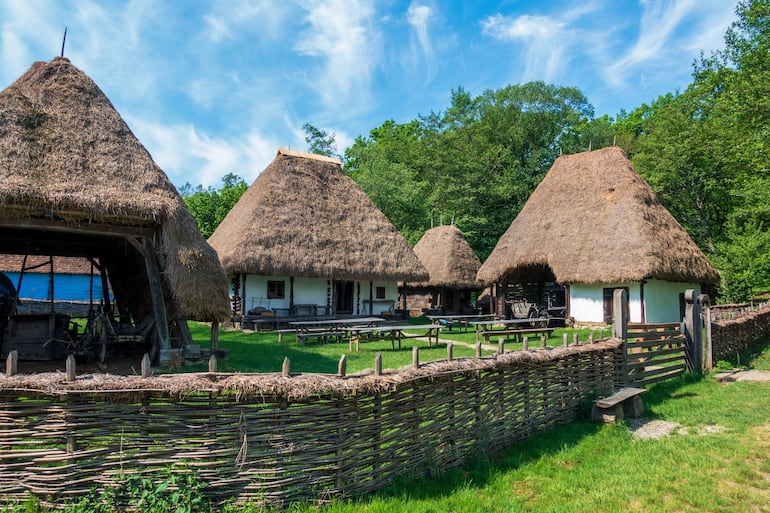 Sibiu, Rumania. Complejo del Museo Nacional Astra, antiguo pueblo rumano con antiguas casas en ruinas.