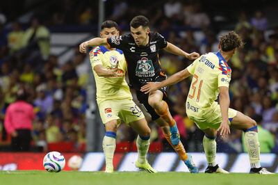 MEX7408. CIUDAD DE MÉXICO (MÉXICO), 11/05/2024.- Oussama Idrissi (c) de Pachuca disputa un balón con Richard Sánchez (i) e Igor Lichnovsky (d) del América este sábado, durante un juego de vuelta de los cuartos de final de la Liga MX, celebrado en el estadio Azteca de la Ciudad de México (México). EFE/Sáshenka Gutiérrez