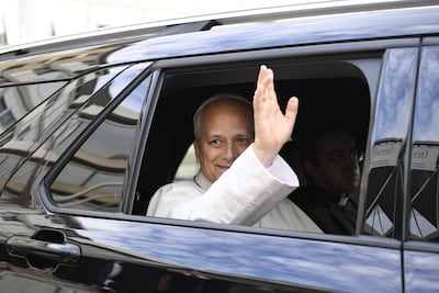 FOTODELDÍA CIUDAD DEL VATICANO, 17/10/2026.- Después de cinco días ingresado por la operación de un tumor canceroso y el posterior postoperatorio, León XIV recibió este sábado el alta hospitalaria y regresó al Vaticano, donde mañana domingo volverá a presidir el rezo del ángelus. Sobre las 15:30 hora local, el papa, de 71 años, salió del Policlínico Gemelli caminando con total normalidad y a buen paso, sonriente y saludando a pacientes del hospital y a las decenas de fieles congregados en el vestíbulo y en la puerta principal. Antes de subir al coche que lo trasladó al Vaticano, Robert Prevost se detuvo incluso unos minutos para conversar con una niña ucraniana de 13 años curada de un cáncer y que regaló al papa una foto con él de un anterior encuentro el pasado diciembre, según datos de medios vaticanos. EFE/ Simone Risoluti / Dicastero per la Comunicazione***SOLO USO EDITORIAL/SOLO DISPONIBLE PARA ILUSTRAR LA NOTICIA QUE ACOMPAÑA (CRÉDITO OBLIGATORIO)***
