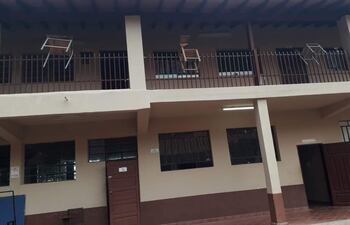 Sillas colgadas en el barandal de seguridad del segundo piso del colegio Nacional, Don Laureano Romero Ortiz, de San Miguel.