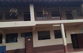 Sillas colgadas en el barandal de seguridad del segundo piso del colegio Nacional, Don Laureano Romero Ortiz, de San Miguel.