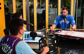 Guillermo Araújo en los estudios de ABC Cardinal hablando sobre el basquet nacional.