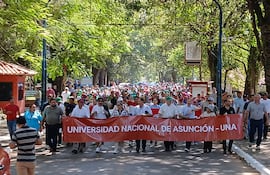 Los docentes de la Universidad Nacional de Asunción (UNA) una vez más marcharon, pero ésta vez hasta la ruta Mcal. Estigarribia donde cerraron la ruta de forma intermitente.