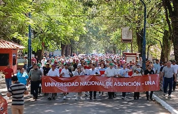 Los docentes de la Universidad Nacional de Asunción (UNA) una vez más marcharon, pero ésta vez hasta la ruta Mcal. Estigarribia donde cerraron la ruta de forma intermitente.