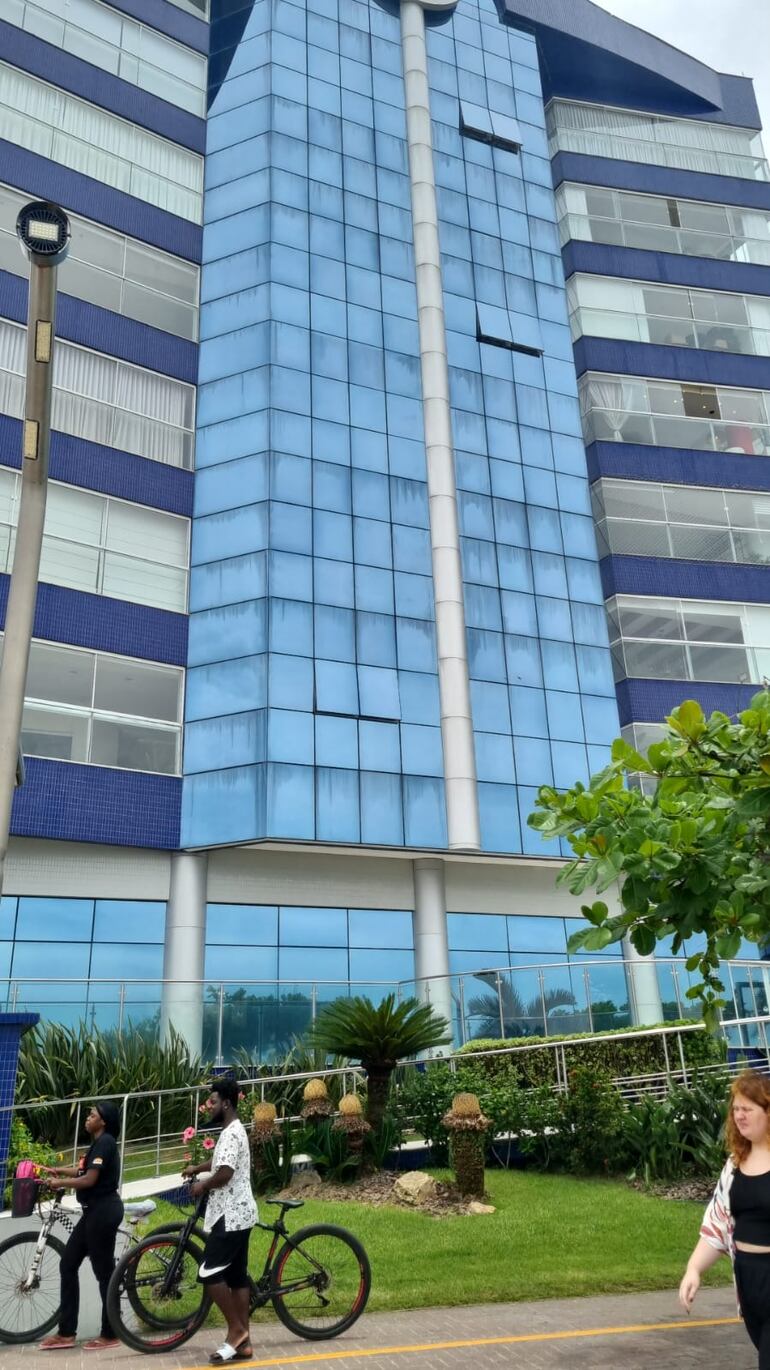 El edificio Continental Exclusive linda con la playa, a tal punto que apenas un bicisenda lo separa de la arena y el mar