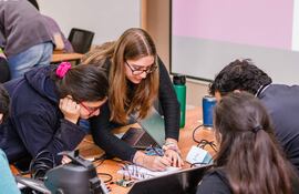 Jóvenes y adultos pueden participar de los talleres gratuitos de programación.