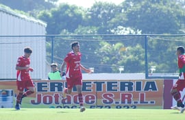 Los jugadores de Paraguarí AC celebran el único tanto conseguido en Capiatá con el que se llevaron esta valiosa victoria.