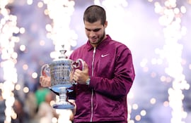 El español Carlos Alcaraz celebra la conquista del US Open 2025 con el trofeo de campeón luego de superar en la final al italiano Jannik Sinner en el Arthur Ashe Stadium del USTA Billie Jean King National Tennis Center, en Nueva York, Estados Unidos.
