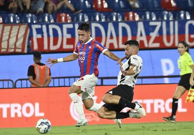 Incursión ofensiva de Gabriel Aguayo (19 años) ante la cobertura del experimentado Miguel Samudio (38).