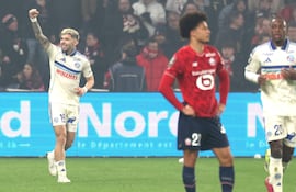 Strasbourg's Paraguayan midfielder #19 Julio Enciso (L) celebrates after scoring Strasbourg's second goal during the French L1 football match between Lille LOSC and RC Strasbourg Alsace at the Stade Pierre-Mauroy in Villeneuve-d'Ascq, northern France, on January 25, 2026. (Photo by Francois LO PRESTI / AFP)