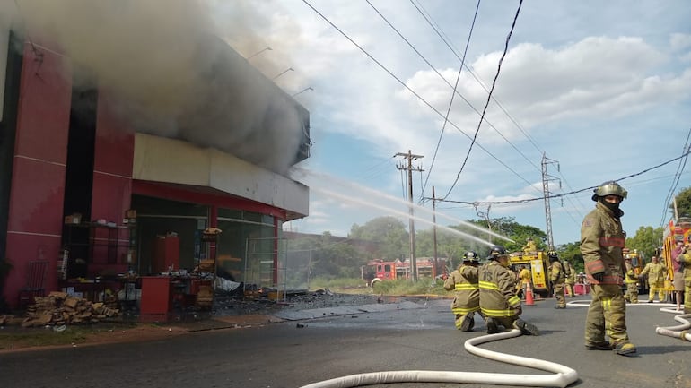 Docenas de bomberos voluntarios acudieron al llamado de emergencia por el incendio de una fábrica de colchones en San Lorenzo este sábado 24 de enero.