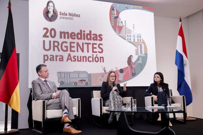 Soledad Núñez y la cámara paraguayo alemana.
