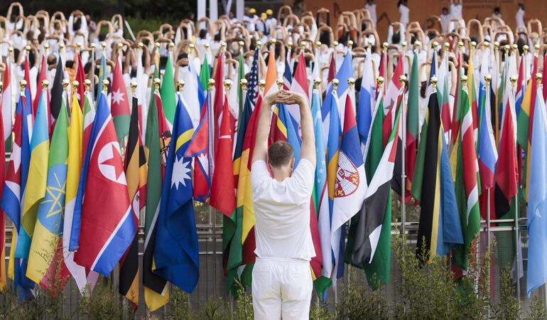 Una persona participa de la sesión de yoga en las Naciones Unidas.