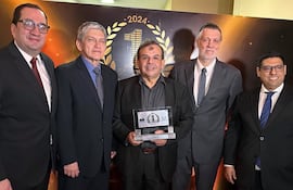 El Ing. Gustavo Samaniego (centro) recibió el premio.