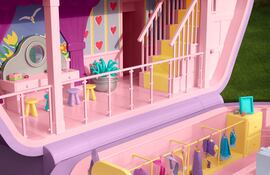 Fotografía cedida por Above Summit de la casa de la icónica muñeca Polly Pocket en tamaño real dispuesta como alojamiento a través de la plataforma Airbnb, en la localidad de Littleton en Massachusetts (EE.UU.). La casa en forma de una estuche de Polly Pocket, la icónica muñeca de la década de 1990 de la empresa Mattel, existe ahora en tamaño real en Massachusetts (EE.UU.) y convertida en alojamiento a través de la plataforma Airbnb, con motivo de la celebración de los 35 años del juguete.
