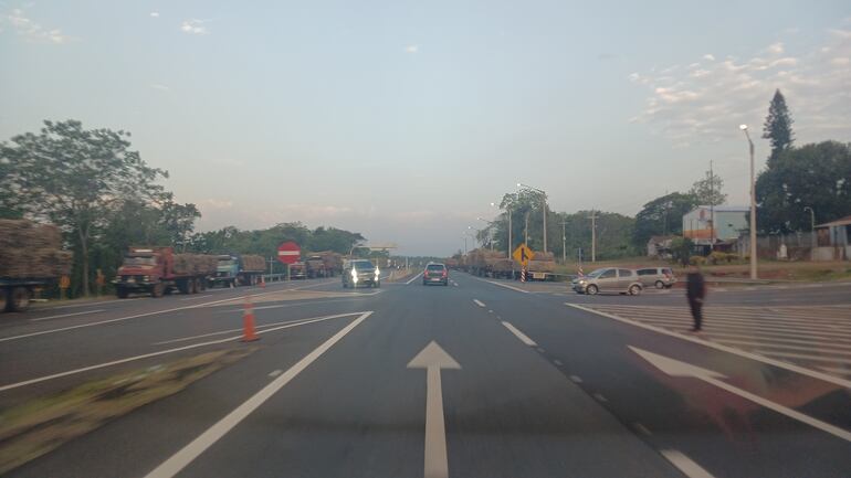 Camiones siguen al costado del km 155 de la Ruta Py 02.