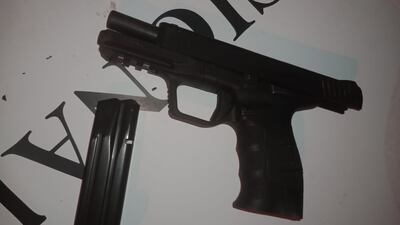 Arma reglamentaria del agente del grupo Lince que utilizó para defenderse de un intento de asalto.